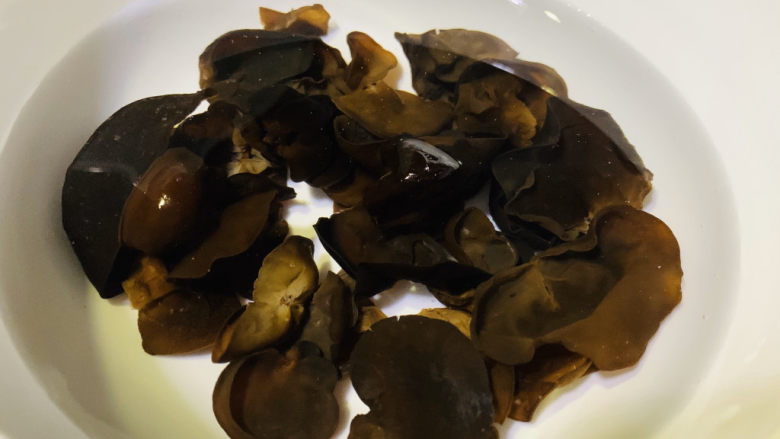 酸汤牛肉,<a style='color:red;display:inline-block;' href='/shicai/ 233'>木耳</a>泡软洗净;