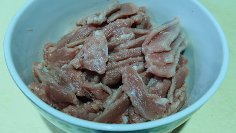 酸汤牛肉,切薄片,放碗里;
