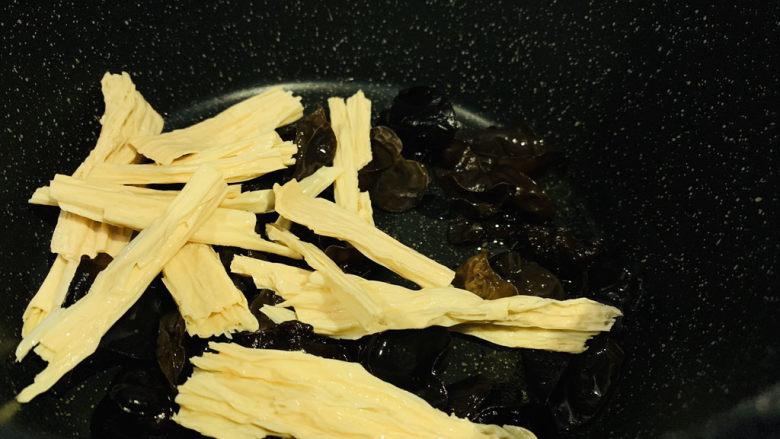 酸汤牛肉,锅里加油,下腐竹木耳,大火炒香;