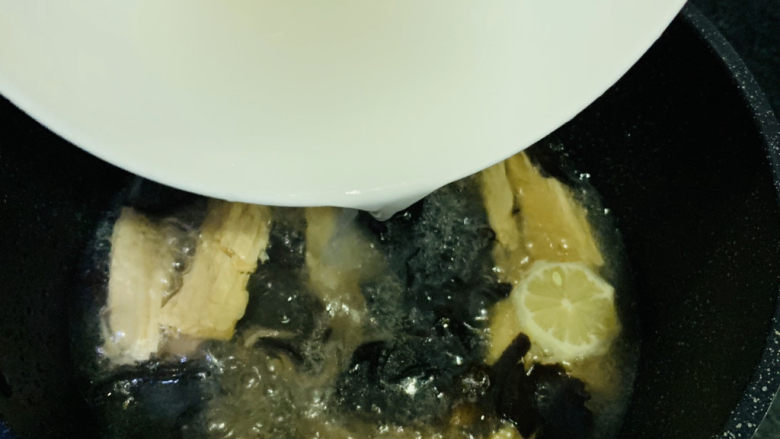 酸汤牛肉,肉煮熟,加入调好的淀粉水,增稠;