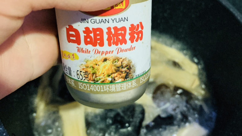 酸汤牛肉,撒少许<a style='color:red;display:inline-block;' href='/shicai/ 134296'>白胡椒粉</a>;