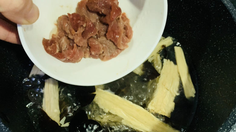 酸汤牛肉,汤煮开,加腌好的牛肉;