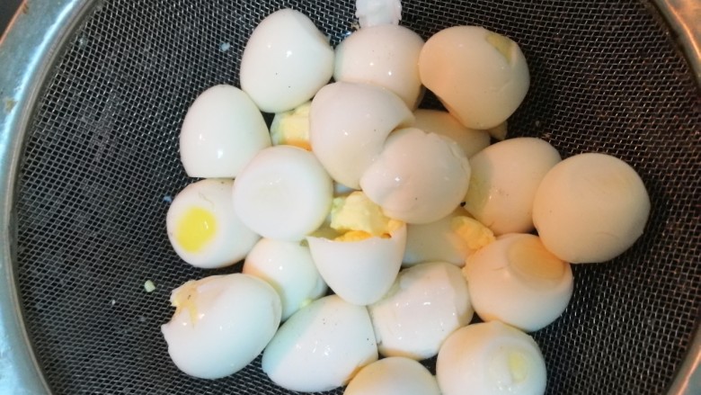 麻辣香锅,鹌鹑蛋煮熟后过一下冷水,然后剥壳备用