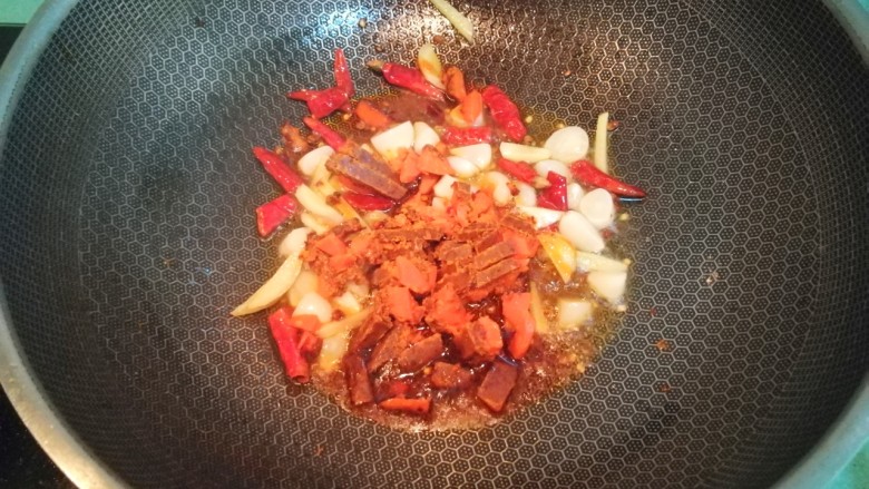 麻辣香锅,接着放入切好的火锅底料,小火加热至火锅底料融化