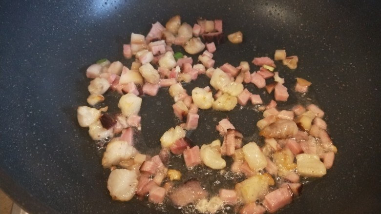 芥菜饭,倒入酱油肉炒均匀。