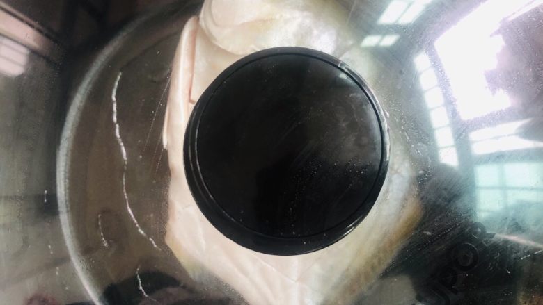 香煎鲳鱼,盖上盖子,小火煎上七分钟