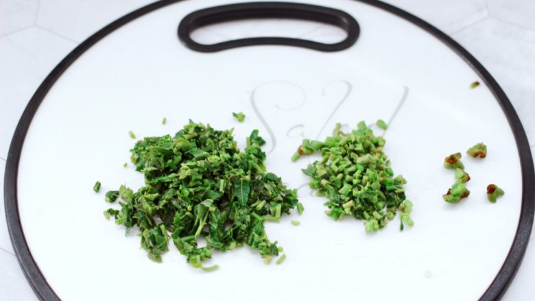 香椿红虾饭团,把焯熟的香椿芽用刀切碎,香椿茎留着炒馅用。