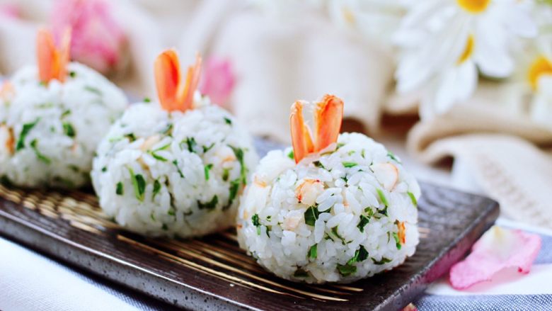 香椿红虾饭团,依次做完所有的饭团,漂亮又营养好吃,我家宝贝超喜欢,嘻嘻,一口气吃了三个哟。