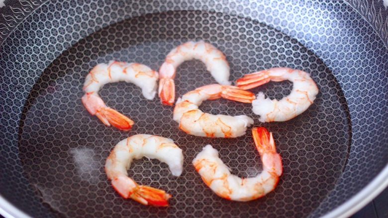 香椿红虾饭团,锅中倒入适量的清水,放入少许盐,把红虾放入锅中焯水煮熟。