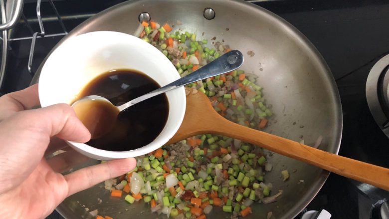 蒜苔炒牛肉➕蒜苔粒粒炒牛肉,淋上鱼香汁,中火翻炒一分钟入味出锅。