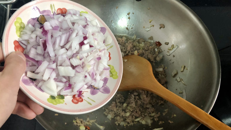 蒜苔炒牛肉➕蒜苔粒粒炒牛肉,加入洋葱炒香