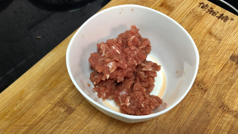 蒜苔炒牛肉➕蒜苔粒粒炒牛肉,牛肉剁肉末。阿晨很喜欢自己剁肉,哈哈
