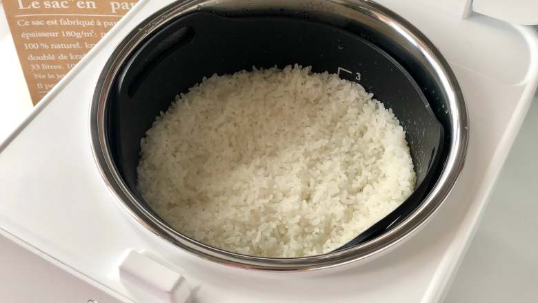 萌萌哒“小蜜蜂寿司”,拯救宝宝的味蕾,先蒸寿司饭,多蒸一些全家可以一起吃,其中一部分用来做寿司即可。<a style='color:red;display:inline-block;' href='/shicai/ 492'>大米</a>与<a style='color:red;display:inline-block;' href='/shicai/ 498'>糯米</a>的比例为4:1,米与水的比例约是1:3(可以根据个人喜好来调整,如果宝宝比较小,可以多放一些水蒸软一些)。蒸好的米饭不要马上开锅,让米饭焖上10—15分钟,这样能让米饭的口感更好一些。