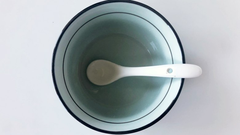 萌萌哒“小蜜蜂寿司”,拯救宝宝的味蕾,寿司醋一般是用于搅拌米饭,使米饭保持软度、维持新鲜,并更易于入口,口感酸甜,还可以使海鲜去腥提味。寿司醋很好地利用了防腐、杀菌得作用来保持寿司的鲜度及卫生,便于寿司保存。如果家里没有寿司醋也可以自制:用盐、糖、白醋按1∶5∶10的比例调制。调制时将盐、糖、白醋调匀,放入锅中加热,晾凉后即可使用。注意,加热时不可令其沸腾,以免降低醋的酸味。