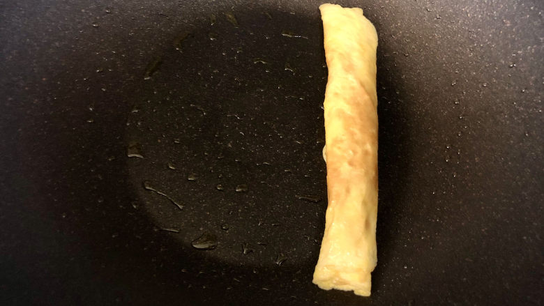 萌萌哒“小蜜蜂寿司”,拯救宝宝的味蕾,把蛋皮卷起,放在锅的一边;