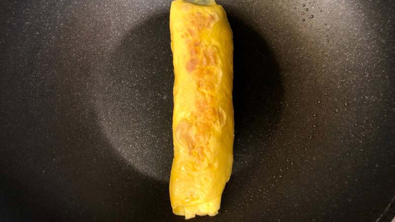 萌萌哒“小蜜蜂寿司”,拯救宝宝的味蕾,全部卷好后,两面再煎一会儿即可。