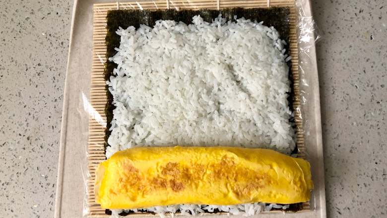 萌萌哒“小蜜蜂寿司”,拯救宝宝的味蕾,然后把煎好的厚蛋烧放在米饭的一端;