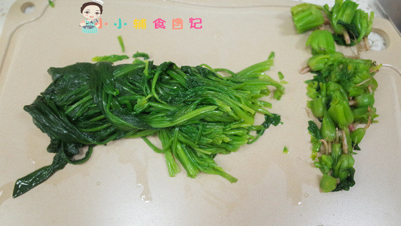 9个月以上菠菜肉末脆饼,去掉菠菜根部