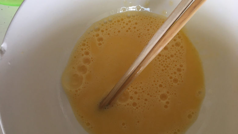 炸麻叶,用筷子打散,打到起沫
