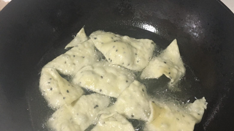 炸麻叶,油热放入面片,开炸