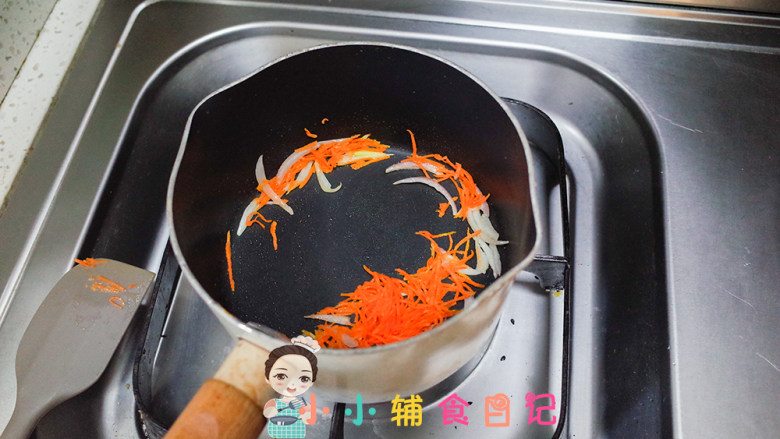 9个月以上洋葱肉松炒蛋,锅里放一点点油加入胡萝卜跟洋葱,洋葱炒一炒变软会有香味出来