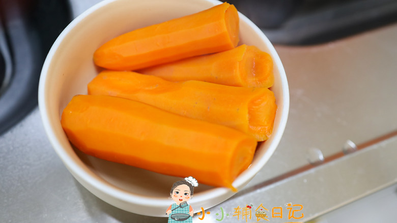 9个月以上胡萝卜肉末脆片,胡萝卜去皮切块蒸熟蒸透