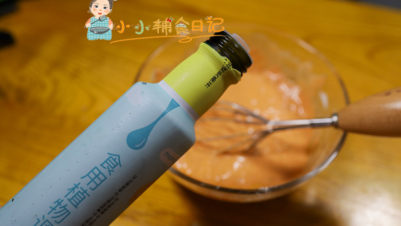 9个月以上胡萝卜肉末脆片,最后加入植物油搅拌均匀