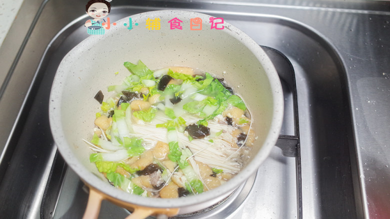 10个月以上辅食青菜肉末豆腐泡面条,等快熟的时候放入青菜加<a style='color:red;display:inline-block;' href='/shicai/ 10091'>香菇粉</a>就完成啦