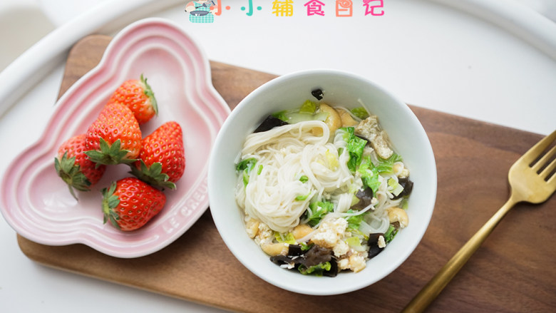 10个月以上辅食青菜肉末豆腐泡面条,加了香菇粉味道会更好,如果没有可以不加