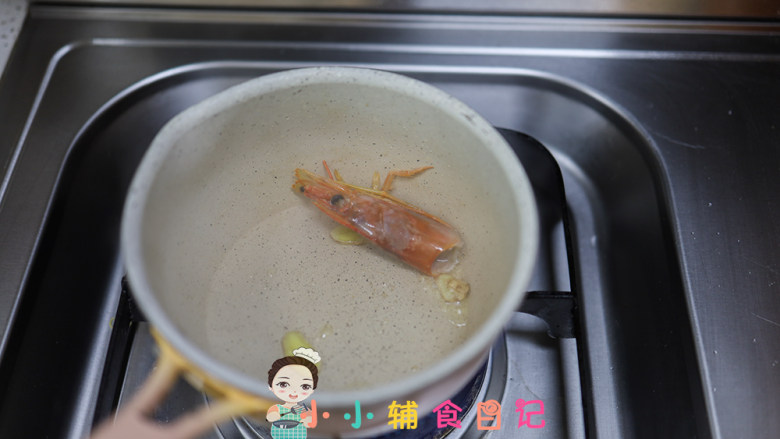 10个月以上豆腐皮虾仁汤,锅里放一点油放入虾头翻炒,可以用硅胶铲压一压虾头,可以挤出虾糕