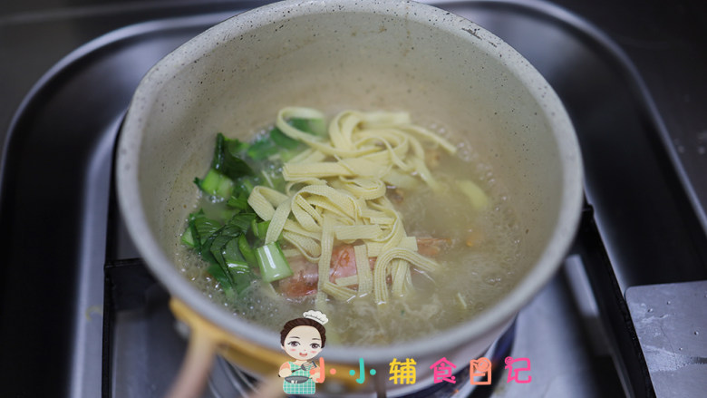 10个月以上豆腐皮虾仁汤,然后把豆腐皮跟青菜放进去煮一下就行啦,也可以放一些面条这样就是一碗很好吃的主食啦
