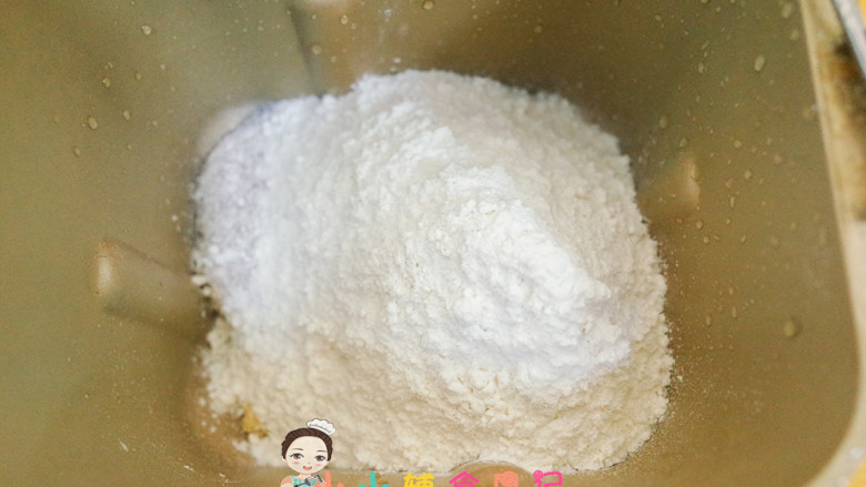 12个月以上香肠披萨,面粉材料高筋面粉85g 黑麦粉25g 盐2g 糖2g 酵母2g 橄榄油10g <a style='color:red;display:inline-block;' href='/shicai/ 156925'>水</a>60g加入面包机揉成面团,不用发酵,揉面的功夫去处理食材,揉面15-20分钟就够了,然后放那边盖上布醒10分钟,就是松弛面团