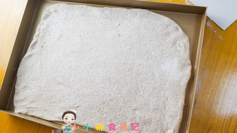 12个月以上香肠披萨,准备材料都好了把面团拿出来,擀面杖擀成这样的长方形