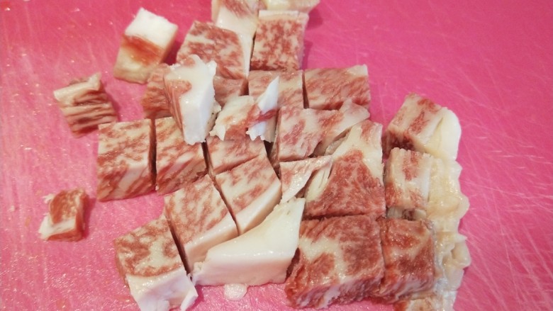 生滚牛肉粥,牛肉切成小块,我用的是牛排肉更嫩滑。