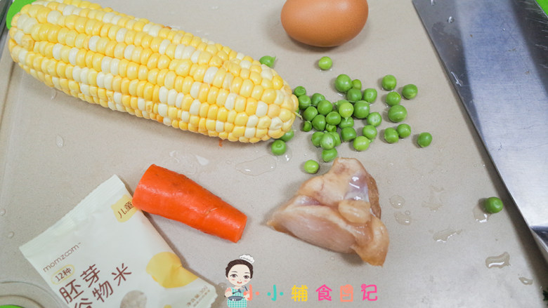 12个月以上杂蔬鸡肉包饭,把全部材料准备好,米饭放在锅里煮熟,米跟水是1::1.2
