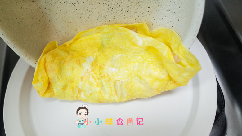 12个月以上杂蔬鸡肉包饭,把鸡蛋皮对折盖住米饭,然后摆到盘子里即可