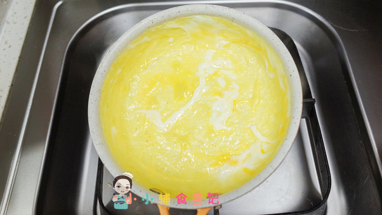 12个月以上杂蔬鸡肉包饭,平底锅加一点点油,把鸡蛋摊成鸡蛋饼,凝固后关火