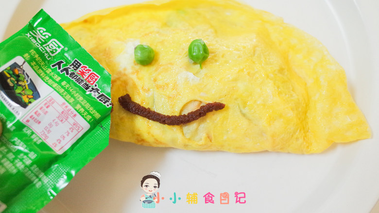12个月以上杂蔬鸡肉包饭,上面放青豆做眼睛,番茄酱做一个嘴巴就好咯