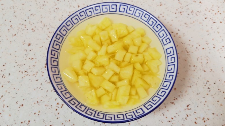 菠萝虾仁炒饭,碗里放一点点盐加入纯净水,放入切好的菠萝果肉在淡盐水里面浸泡5分钟左右取出,控一下水分备用。