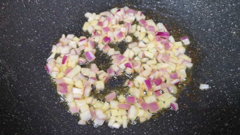 菠萝虾仁炒饭,锅底留余油,下入洋葱丁炒香。