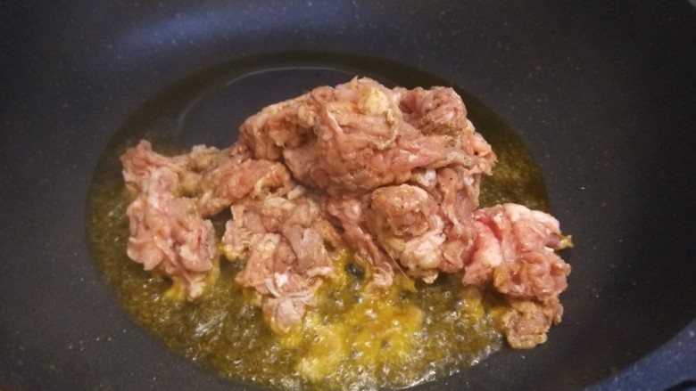 葱爆羊肉片,锅中倒入适量油烧热倒入大葱炒香,倒入羊肉片。