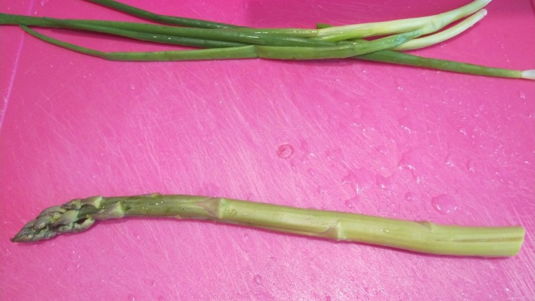 芦笋紫菜汤,芦笋,香葱洗干净。