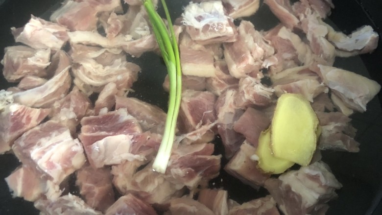 麻辣牛肉面,将牛肉凉水下锅,放入葱,姜,料酒。