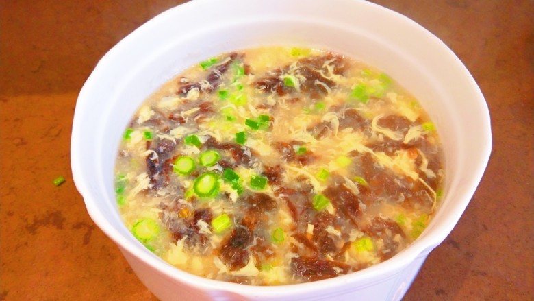 芦笋紫菜汤,加入白胡椒,紫菜,香葱,盐,鸡精。