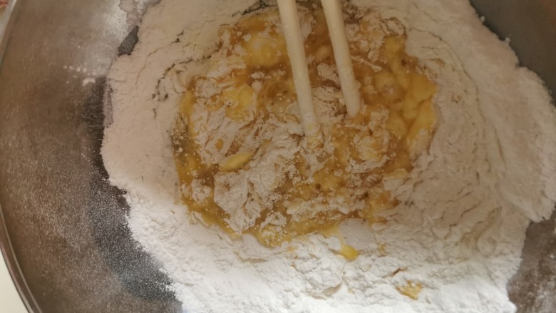 Q版麻薯【简单易做】,再加入预拌粉和奶粉,搅拌均匀。