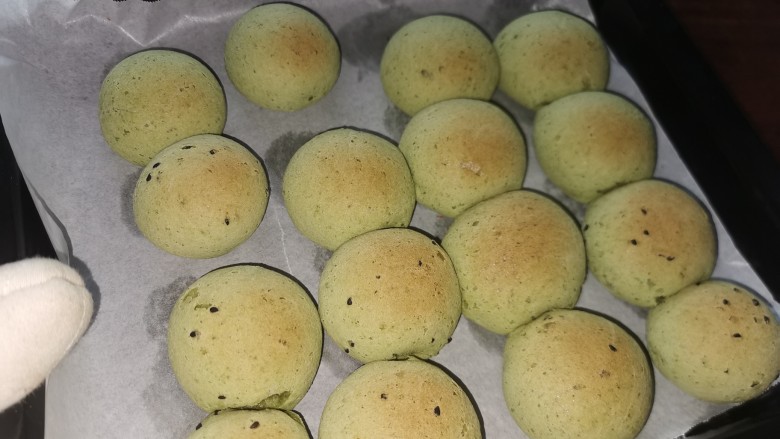 Q版麻薯【简单易做】,烤箱预热,用上火180度下火170度烤35分钟。
