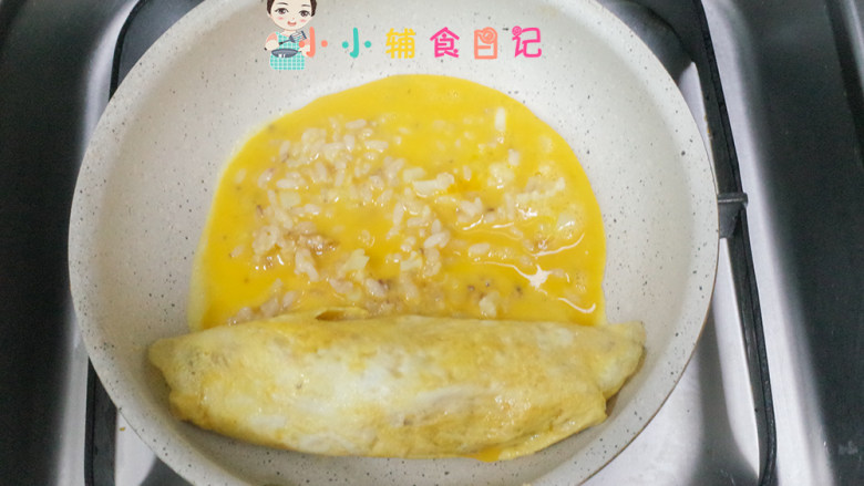 12个月以上谷物米芝士厚蛋烧,然后一点点卷起来,卷好继续倒入蛋液