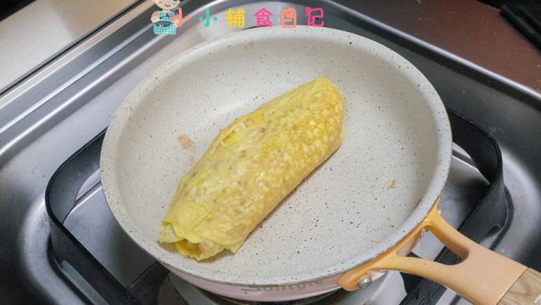 12个月以上谷物米芝士厚蛋烧,全部卷好以后用硅胶铲压一下,整形