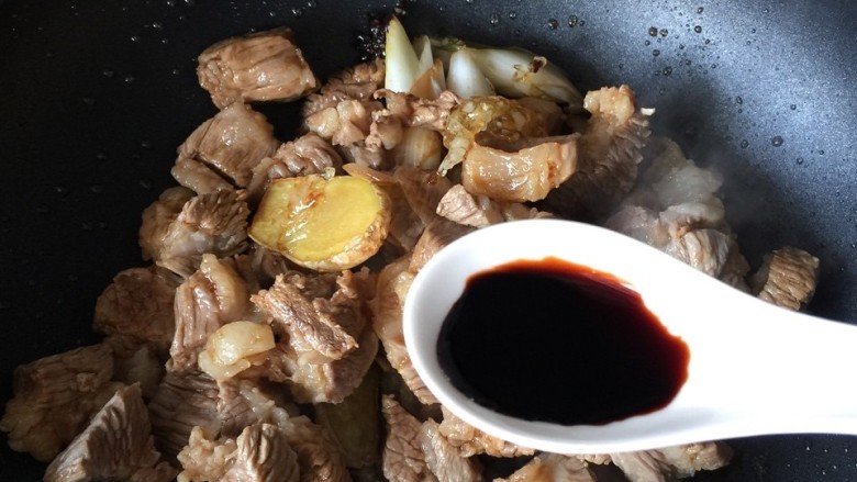麻辣牛肉面,炝好调料,加入牛肉翻炒,加酱油。