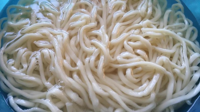 麻辣牛肉面,水开下面,面断生捞出。